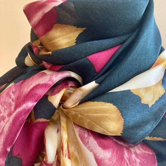 ANNE KLEIN vintage large silk scarf - Picture 13 of 13